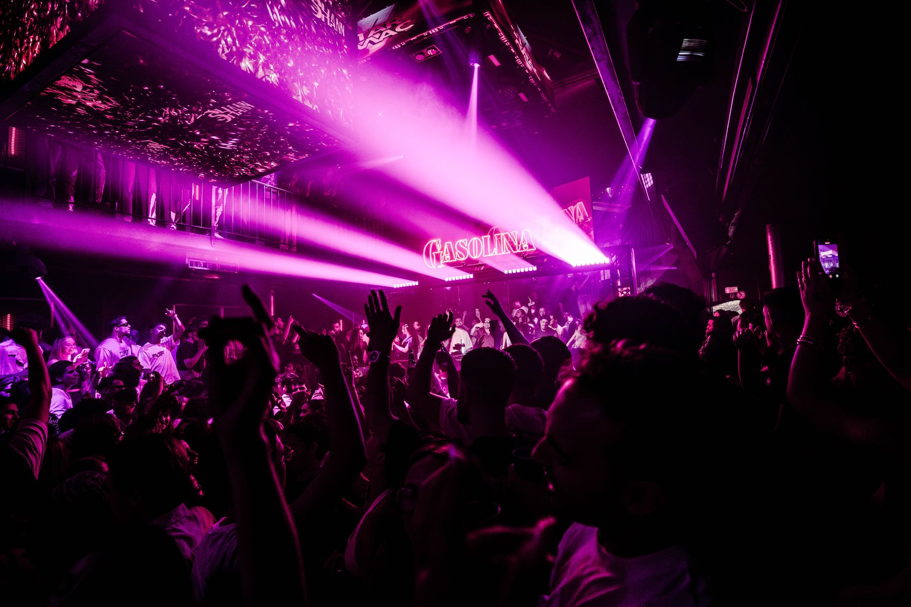 Gasolina Boiler Club crowd dancing around the DJ in Brussels